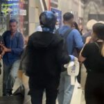 ogrencilerin sakasi yasli adami raylara dusurdu metroda korku dolu dakikalar 3gJ7TKUj