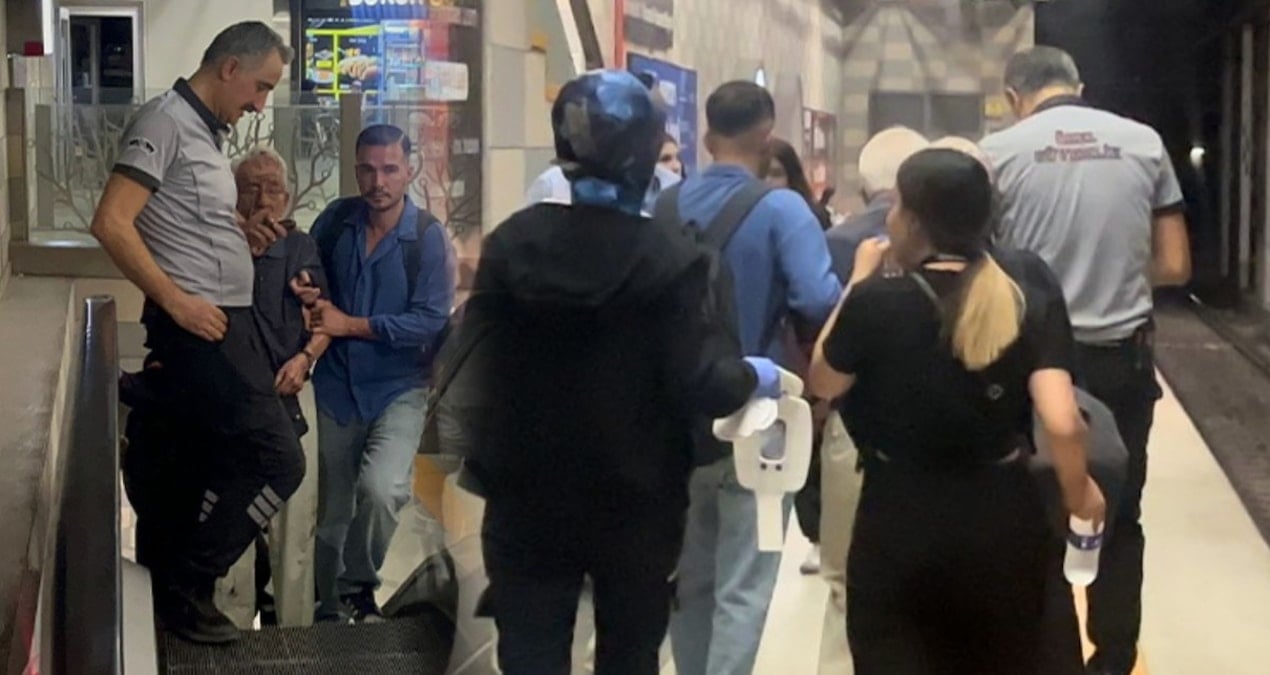 ogrencilerin sakasi yasli adami raylara dusurdu metroda korku dolu dakikalar 3gJ7TKUj