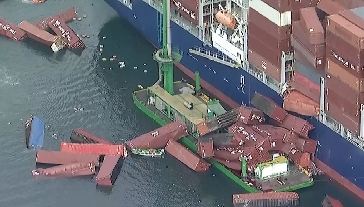 onlarca konteyner denize dustu fBV1v1b5