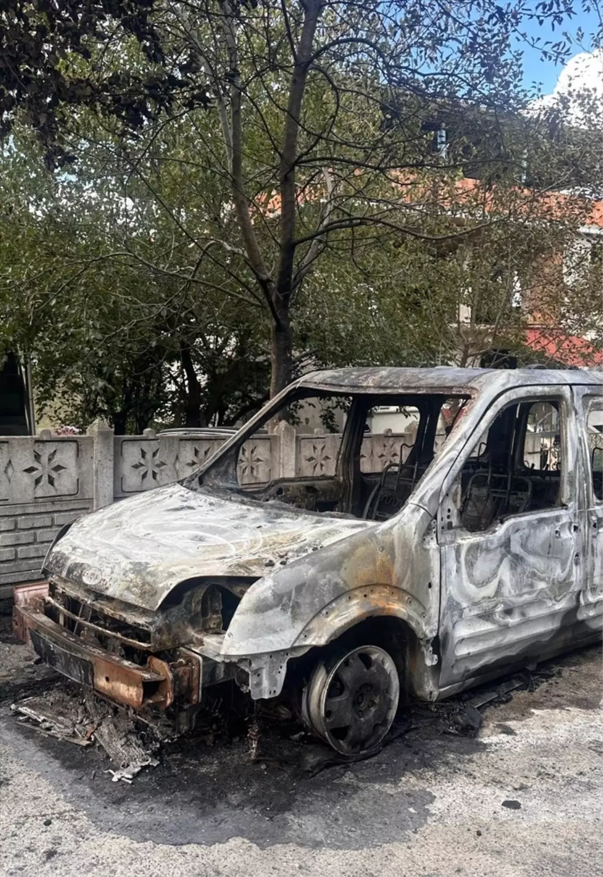 sehit babasinin araci kundaklandi 4lhwRk4W