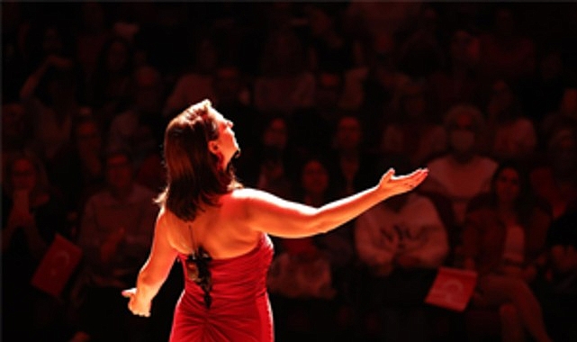 dilek turkan ile cumhuriyete sarkilar ClxYlGX3.jpg