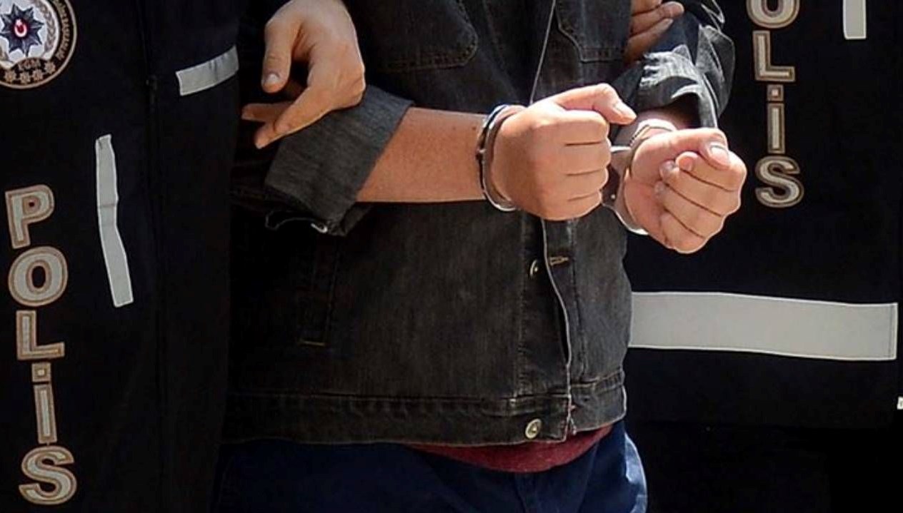 elindeki posetten silahlar cikti tutuklandi WjnTPXwq.jpg