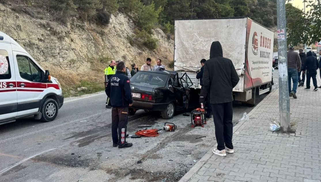 kusadasinda otomobil park halindeki kamyonete carpti bir olu dort yarali 2ZnlW7Wv.jpg