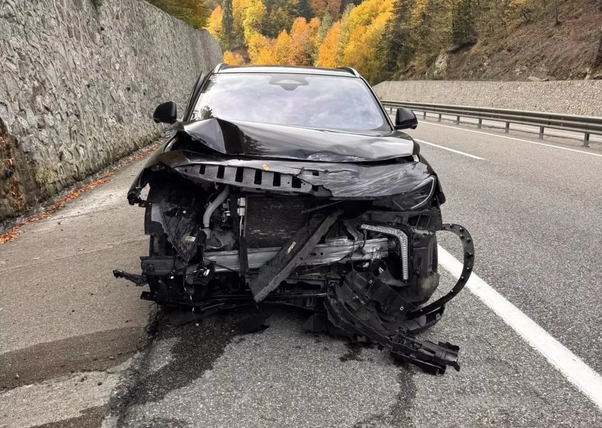 boluda elektrikli otomobil kazasi surucu yaralanmadi TX1NPACH.jpg