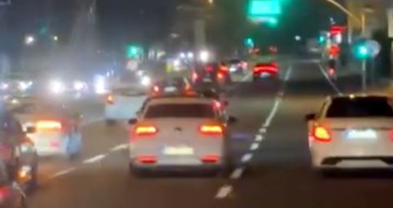 Düğün konvoyundaki araçlar trafiği kesti