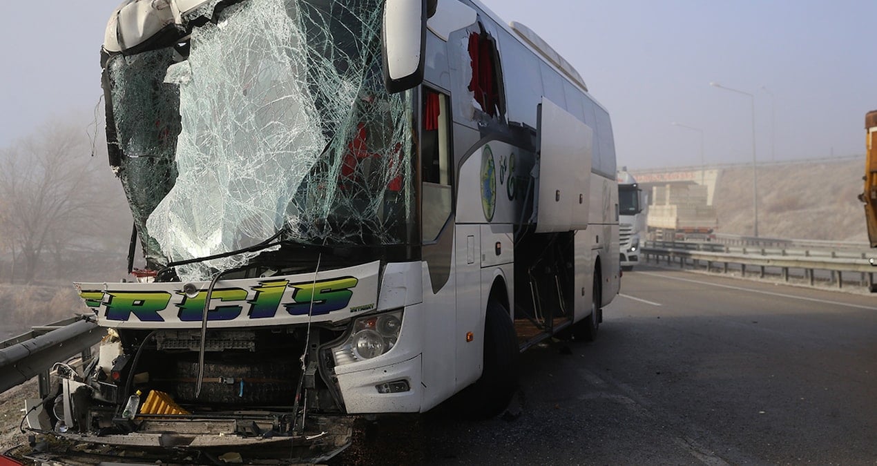 Erzurum’da yolcu otobüsü ile TIR’la çarpıştı