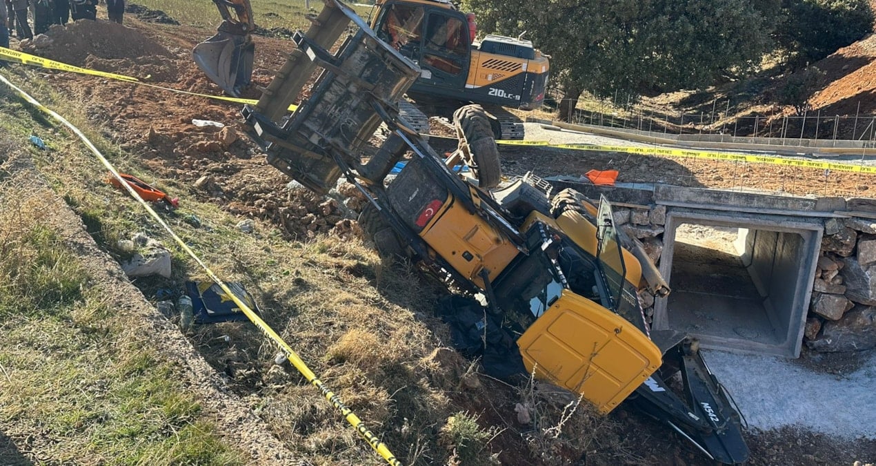 Uşak’ta devrilen kepçenin altında kalan kişi öldü