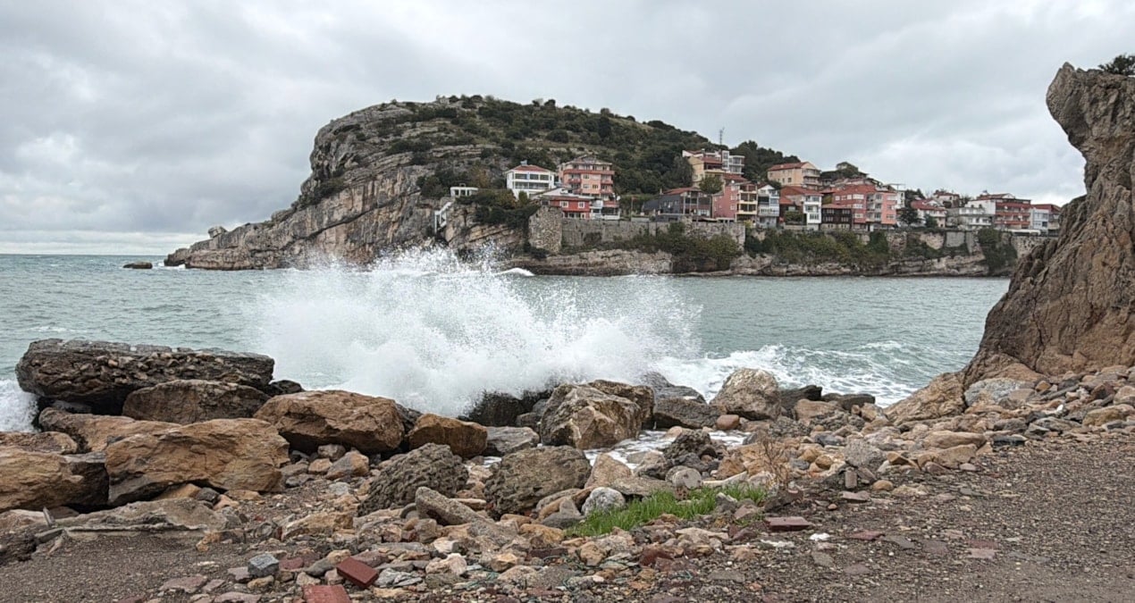 Amasra’da fırtına: Dalgalar 3 metreye ulaştı, tekneler limana çekildi