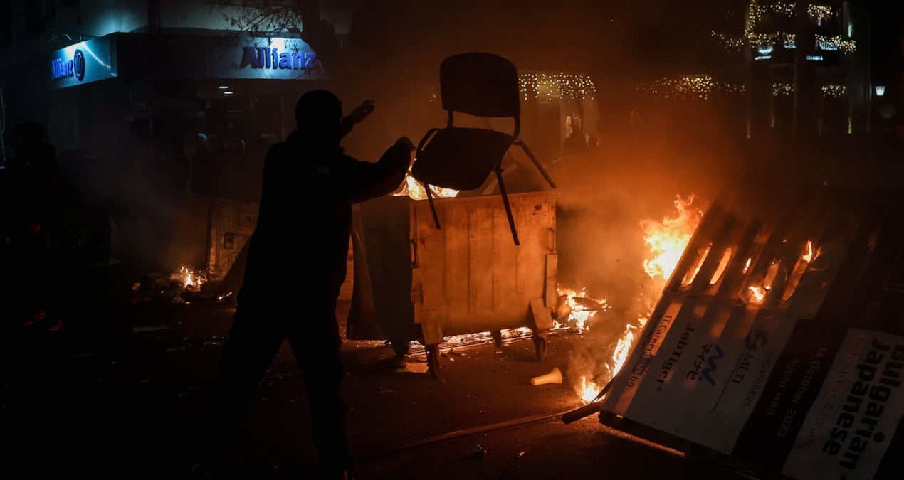 Protestolara dayanamadı: Komşuda hükümet istifa etti