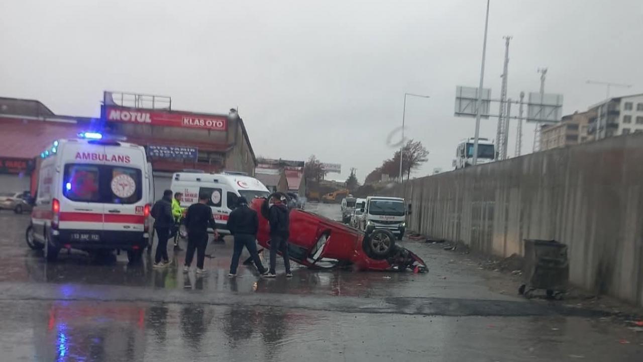 Tatvan’da otomobil köprülü kavşaktan uçtu! Yaralılar var